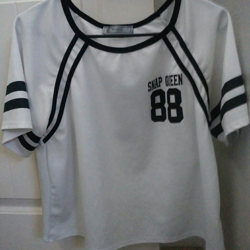 A snap Queen crop top black and white